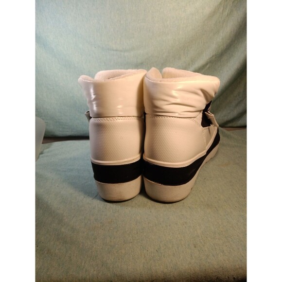 JUICY COUTURE VERONICA Size 10 WHITE WINTER PLATFORM PUFFER LOGO BOOTS